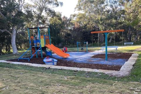 Apex Park – Bateau Bay Apex Park – Bateau Bay This project involved the demolition and construction of a new playspace with a play unit, double slide, rocker, boat, rope climber, double standard swing, junior swing, rubber softfall, mulch and seating.