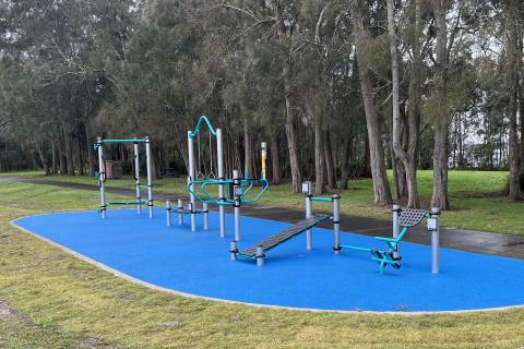 Lions Park – Chittaway Bay Lions Park – Chittaway Bay (fitness equipment) The new fitness equipment includes stretch station, 3x resistance hooks, leg lift/dip Bar, trapese rings, plyo box jump, back extension equipment and rubber softfall.